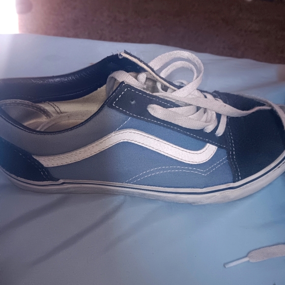 Im selling navy these navy blue vans - Picture 2 of 2